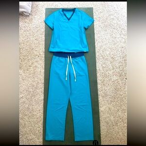 figs scrubs
Teal- Oran Slim Top Size M & High Waisted Livingston Pants Size M